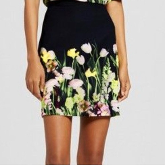 LIKE NEW! Victoria Beckham Target Satin Photo Floral Skirt Size Large - Picture 1 of 3
